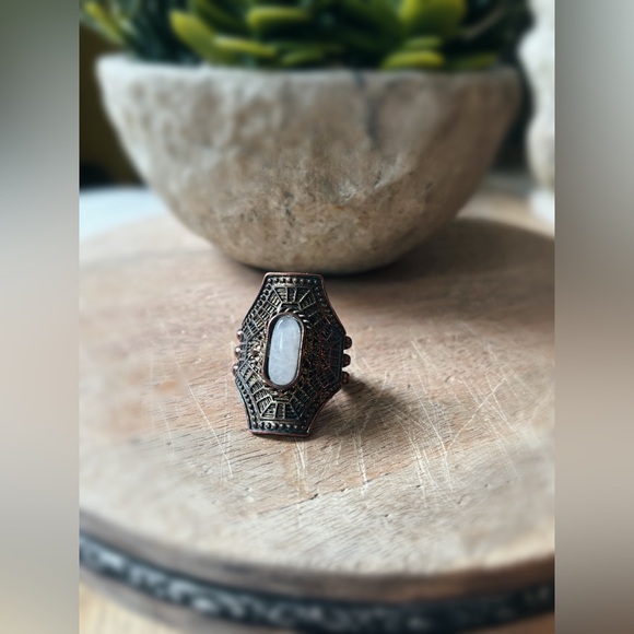 Ring / Statement Piece - Picture 4 of 9